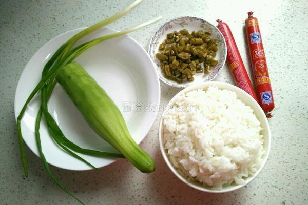 黄瓜火腿炒饭的做法图解1