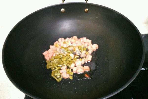 黄瓜火腿炒饭的做法图解3