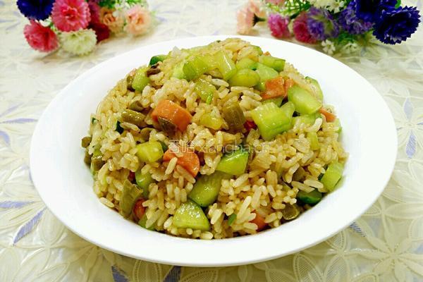 黄瓜火腿炒饭的做法图解8