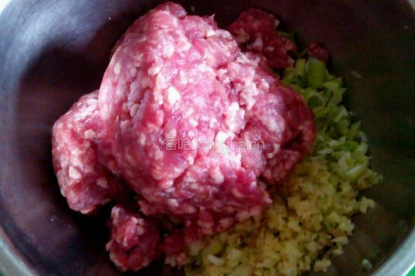 猪肉芹菜饺子的做法图解3