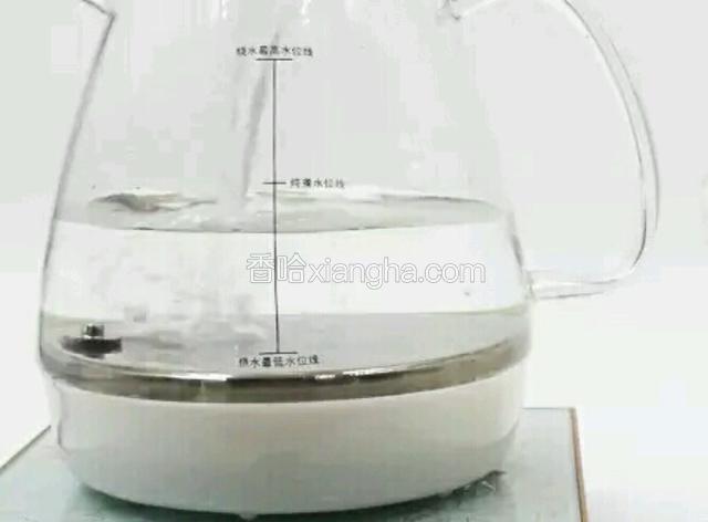 倒水 用杯子往炖锅内缓缓加入清水，（专业的炖锅只需将水加到刻度线位置，而普通的家用炖锅要将水加到三分之二处即可）
将炖盅放入炖锅中
