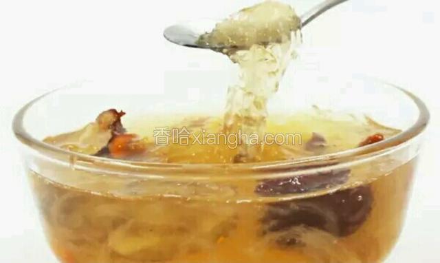 
完成
炖锅内水沸腾后再加热20分钟，红枣枸杞炖燕窝完成。（普通家用炖锅需大火烧开后转小火炖20分钟即可）