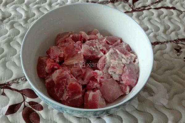胡萝卜玉米排骨砂锅的做法图解2
