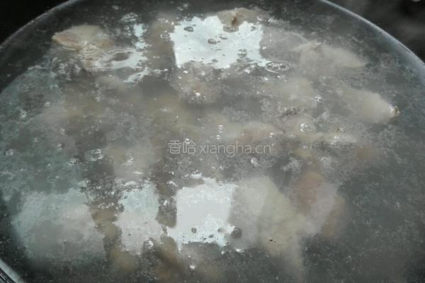胡萝卜玉米排骨砂锅的做法图解4