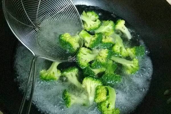 鸡蛋牛肉西兰花木耳的做法图解2