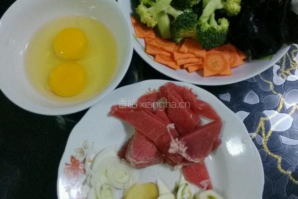 鸡蛋牛肉西兰花木耳的做法图解1