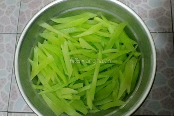 莴笋炒肉的做法图解1