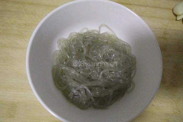 黄豆芽焖粉条的做法图解2