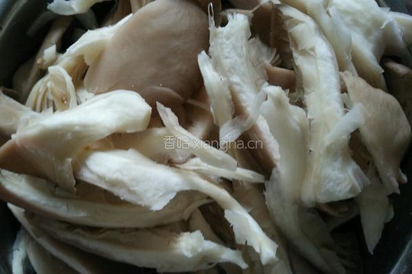 蘑菇小炒肉的做法图解1
