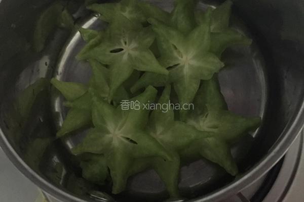 杨桃炖鲜奶的做法图解1