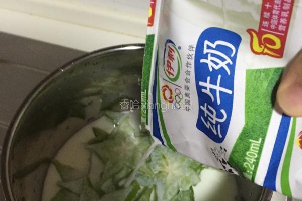 杨桃炖鲜奶的做法图解2