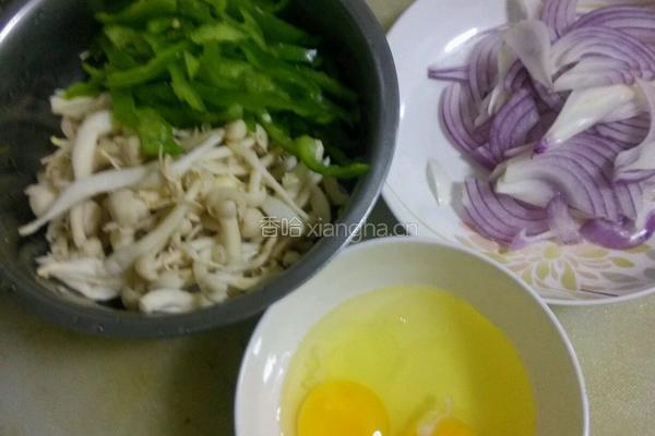 白玉菇青椒炒鸡蛋的做法图解2