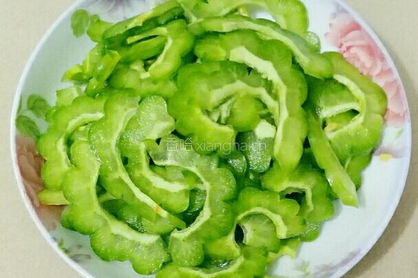 苦瓜炒蛋的做法图解1