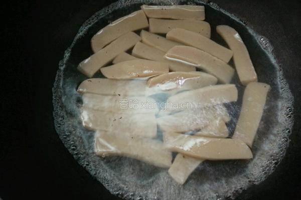剁椒烧蘑芋豆腐的做法图解3