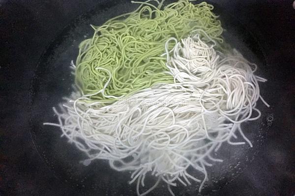 炒双色面的做法图解3