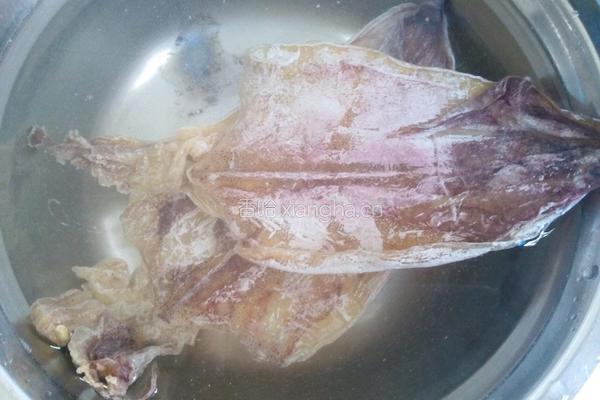 鱿鱼蒸肉饼的做法图解1