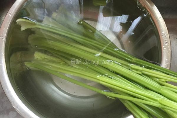 牛肉香菇炒芹菜的做法图解1