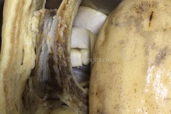 腊排骨炖藕的做法图解1