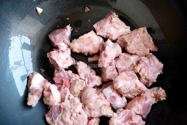 胡萝卜玉米龙骨汤的做法图解1