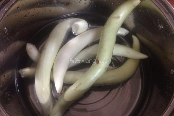 白茄子焖黄豆腐的做法图解1