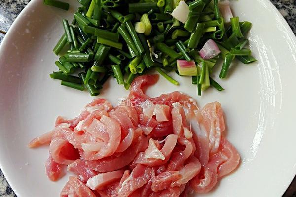 瘦肉炒平菇的做法图解2