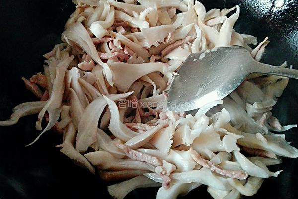 瘦肉炒平菇的做法图解4