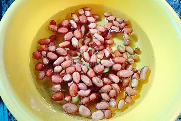 胡萝卜莲藕煲猪骨的做法图解2