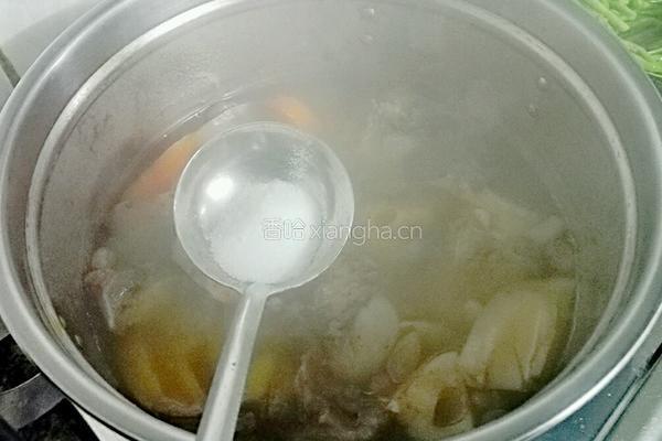 胡萝卜莲藕煲猪骨的做法图解5