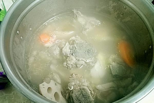 胡萝卜莲藕煲猪骨的做法图解6