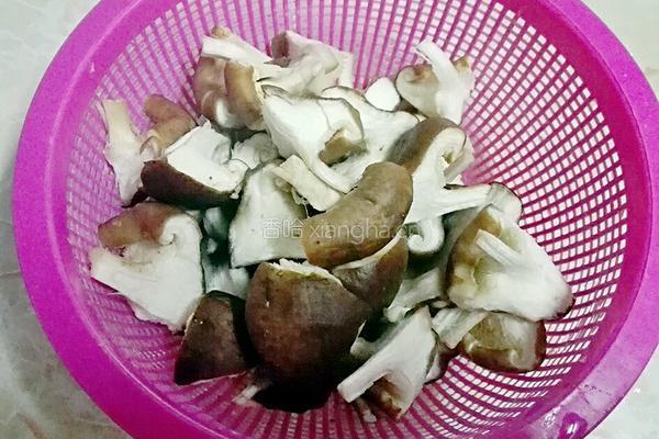 鲜冬菇炒西兰花的做法图解2
