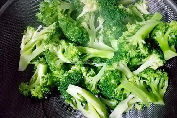 鲜冬菇炒西兰花的做法图解4