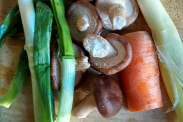 香菇瘦肉粥的做法图解2