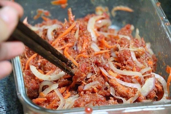 牛肉洋葱胡萝卜馅饼的做法图解3