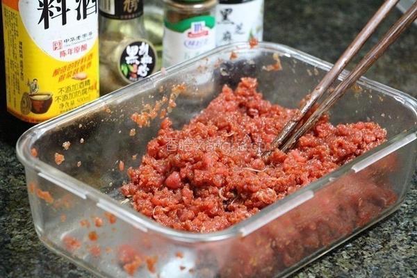 牛肉洋葱胡萝卜馅饼的做法图解2