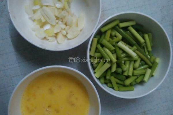 蒜薹炒鸡蛋的做法图解1