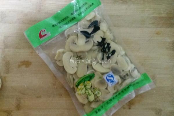 口蘑炒肉片的做法图解1