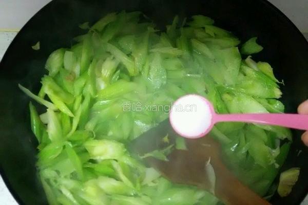 蒜香尖椒炒西芹的做法图解2