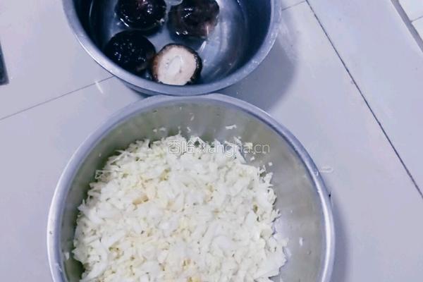 香菇白菜猪肉饺子馅的做法图解3
