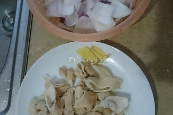 洋葱炒大肠的做法图解1