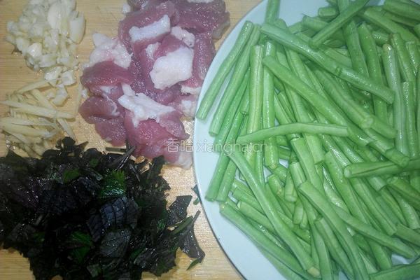 紫苏豆角炒肉片的做法图解1
