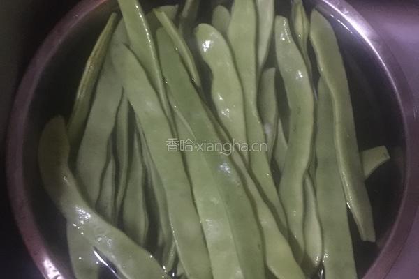 土豆炖豆角的做法图解1