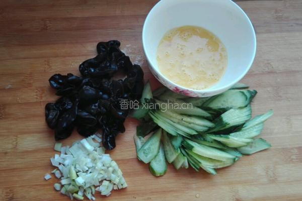 木耳鸡蛋炒黄瓜的做法图解1