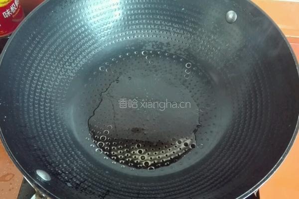 木耳鸡蛋炒黄瓜的做法图解2