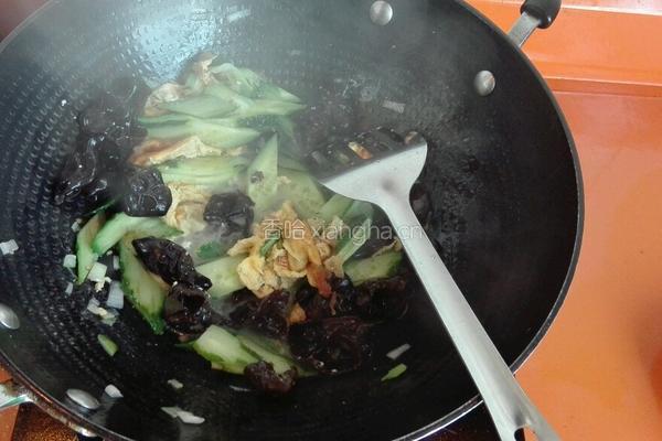 木耳鸡蛋炒黄瓜的做法图解6