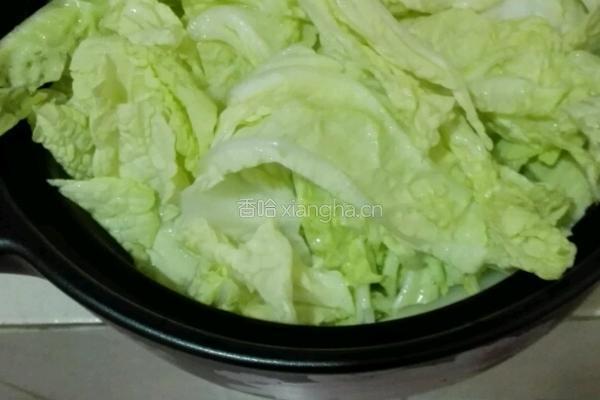 海鲜豆腐白菜砂锅的做法图解1