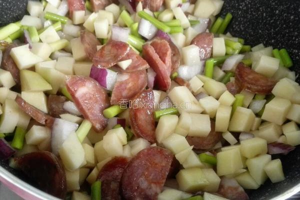 土豆腊肠焖饭的做法图解4