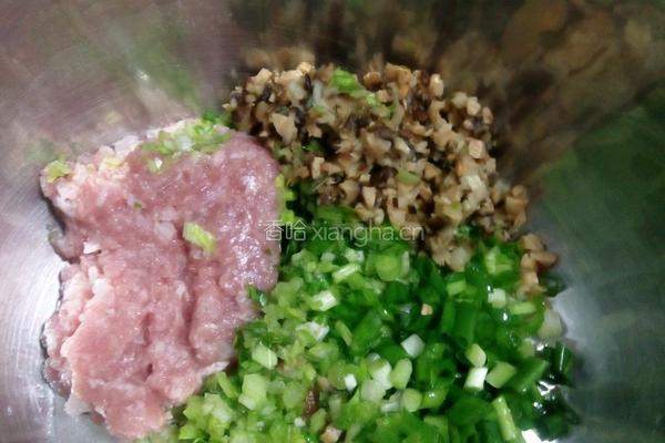 蒸煎鸡蛋饺的做法图解1