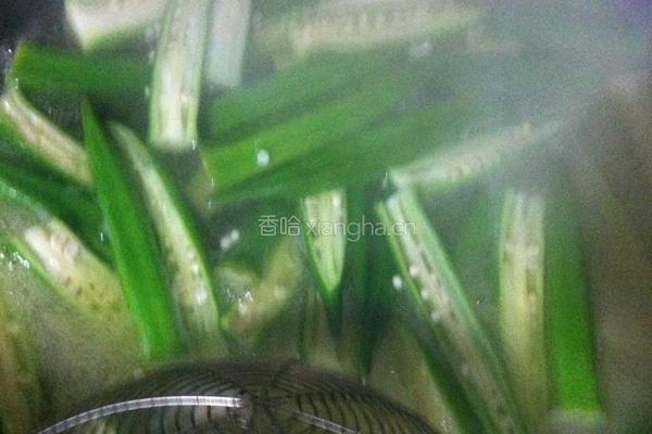 浇汁秋葵的做法图解3
