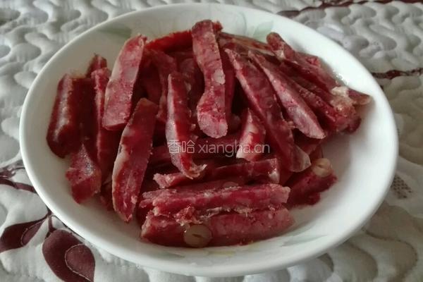 青红椒炒香肠的做法图解5