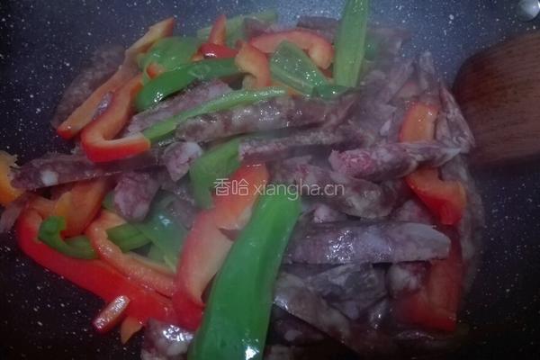 青红椒炒香肠的做法图解9